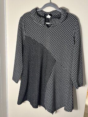 Yushi Black & White Collared Tunic Top